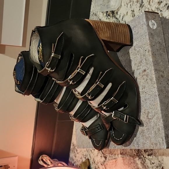 BNIB Freebird Topaz - Picture 2 of 6